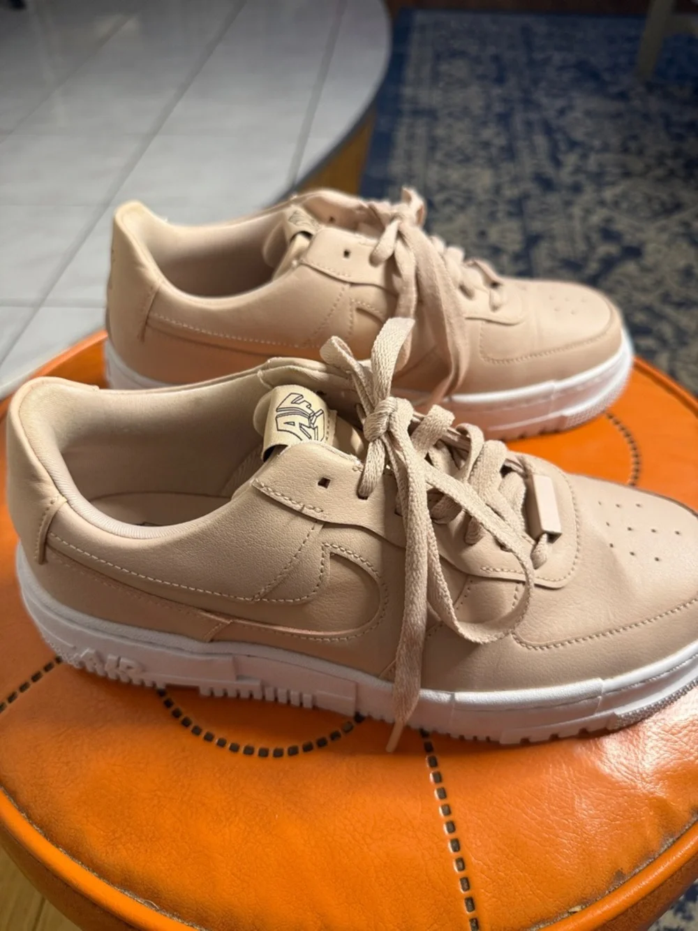 Nike Low-Top Sneakers in‎ Light Beige and White